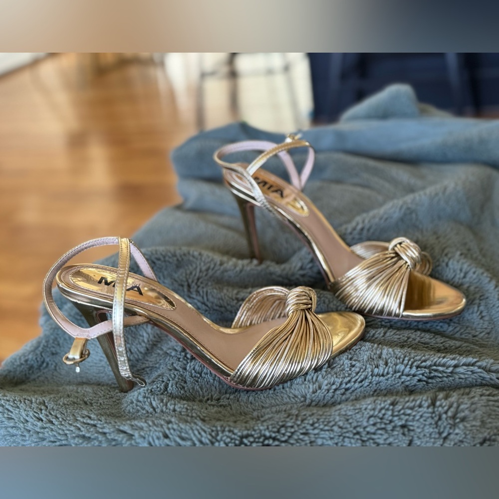 NWOT MIA girl Gold heels